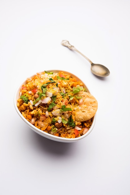 Bhelpuri Chaat ou chat é uma comida saborosa de beira de estrada da Índia, servido em uma tigela ou prato. foco seletivo