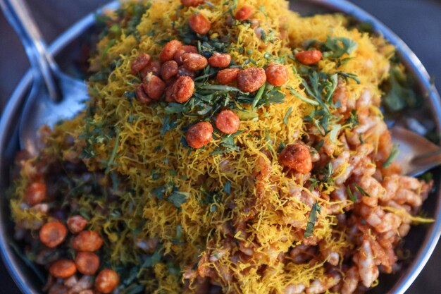 Foto bhelpuri ist ein herzhafter snack oder chaat. er besteht aus puffreisgemüse und einer würzigen tamarindensauce