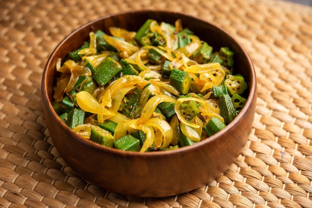 Bhindi do pyaza é um prato do estilo de restaurante do norte da Índia feito com okra ou dedo de senhora ou ochro especiarias ervas muitas cebolas