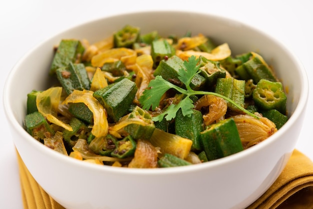 Bhindi do pyaza é um prato do norte da índia estilo restaurante feito com quiabo ou dedo de senhora ou especiarias ochro ervas muitas cebolas