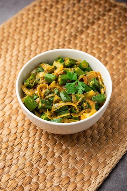 Bhindi do pyaza es un plato estilo restaurante del norte de la India hecho con okra o dedos de damas o especias ochro hierbas muchas cebollas