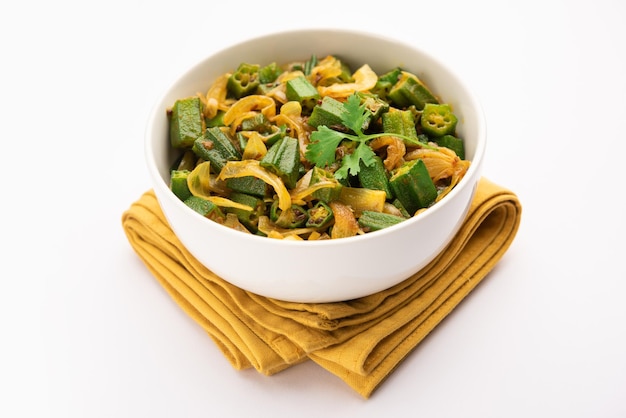 Bhindi do Pyaza ist ein nordindisches Gericht im Restaurantstil, das mit Okra oder Damenfinger oder Ochro-Gewürzen, Kräutern und vielen Zwiebeln zubereitet wird