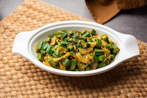 Bhindi do Pyaza ist ein nordindisches Gericht im Restaurantstil, das mit Okra oder Damenfinger oder Ochro-Gewürzen, Kräutern und vielen Zwiebeln zubereitet wird