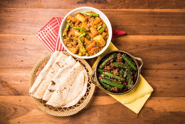 Bhindi Masala oder Ladies Finger Fry und gemischtes Gemüse in rot-heißem Curry serviert mit indischem Roti oder Chapati oder indischem Fladenbrot