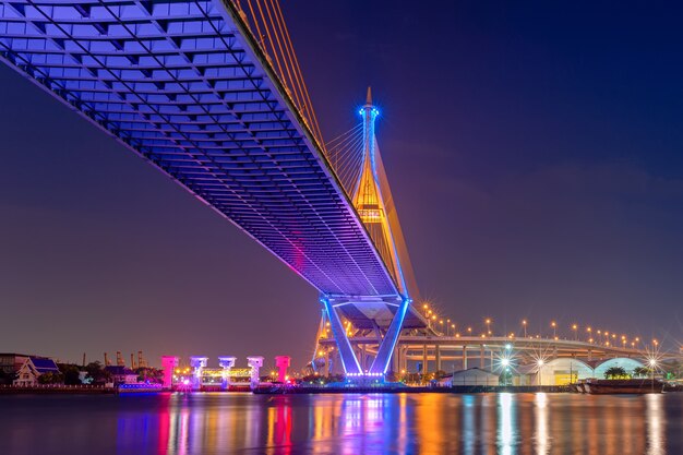 Bhumibol-Brücke mit Wasserreflexion in Thailand