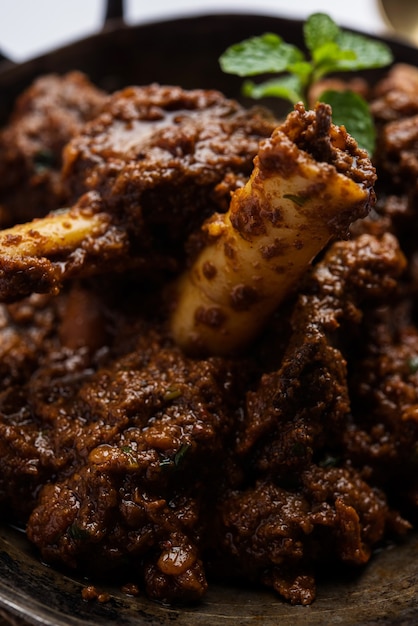 Bhuna Gosht Mutton Masala ODER indisches Lammcurry Serviert in einer Schüssel über stimmungsvollem Hintergrund. Selektiver Fokus