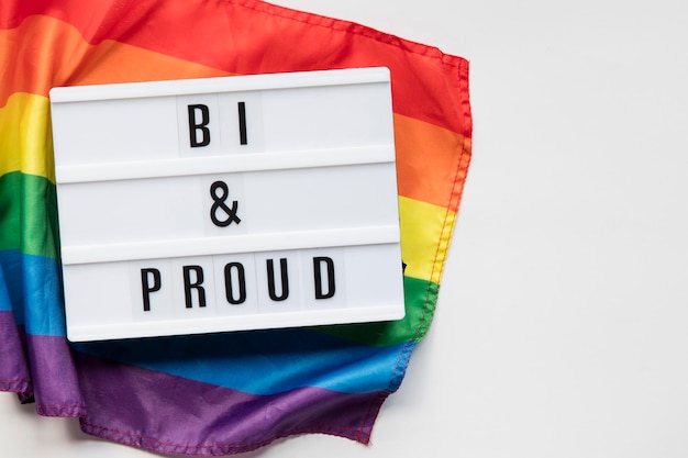 Foto bi und stolze lightbox-nachricht auf einer lgbt-gay-pride-flagge