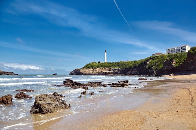 Biarritz Frankreich öffentlicher Strand sonniger Sommertag Atlantikküste mit Leuchtturm