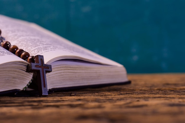 Bibel auf einem alten Holztisch Schöner dunkler Hintergrund Religionskonzept