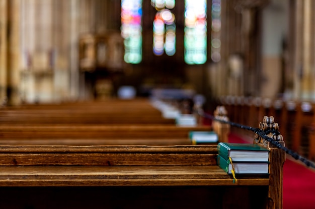 Bibel auf einer leeren bank in einer kirche vor einem gottesdienst.