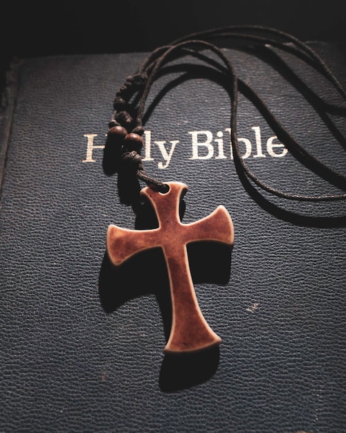 Bibel christliches Religionsbuch und Kreuz