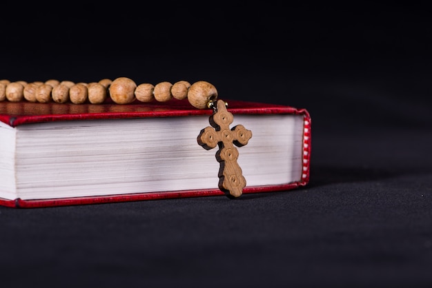 Bibel und Kreuz im religiösen Konzept