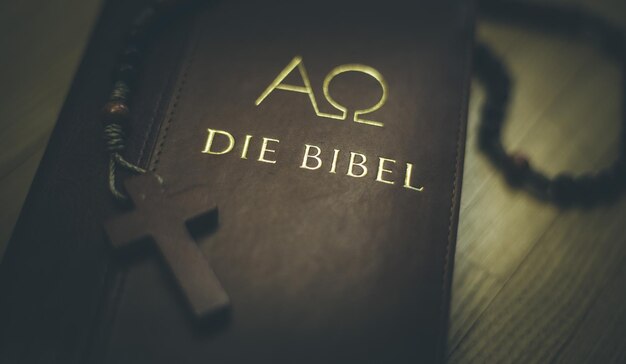 Bibel und Rosenkranz Christliche Bibel und Rosenkranz auf einem Holztisch