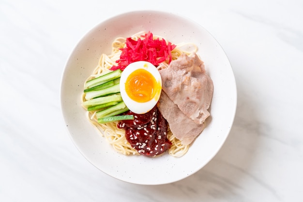 bibim naengmyeon - koreanische kalte nudeln