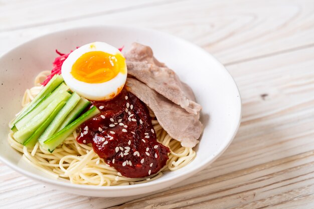 bibim naengmyeon - koreanische kalte nudeln