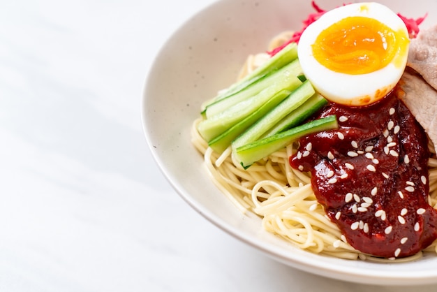 Bibim naengmyeon - macarrão frio coreano