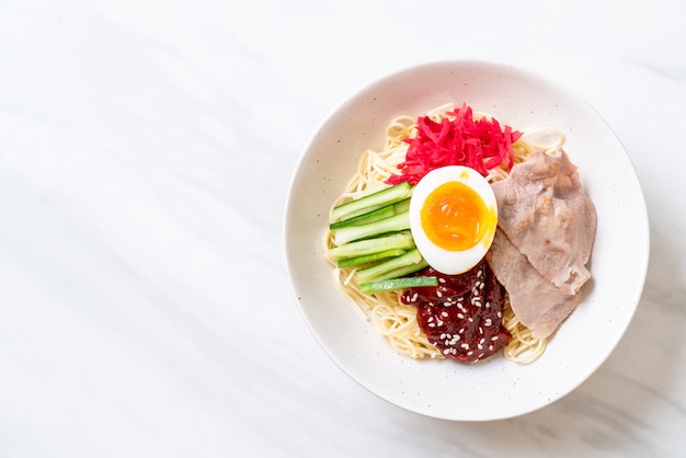 Bibim naengmyeon - macarrão frio coreano