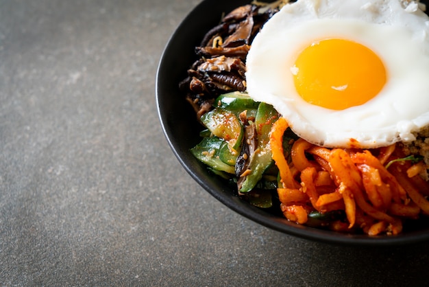 Bibimbap, ensalada picante coreana con arroz y huevo frito - estilo de comida tradicional coreana