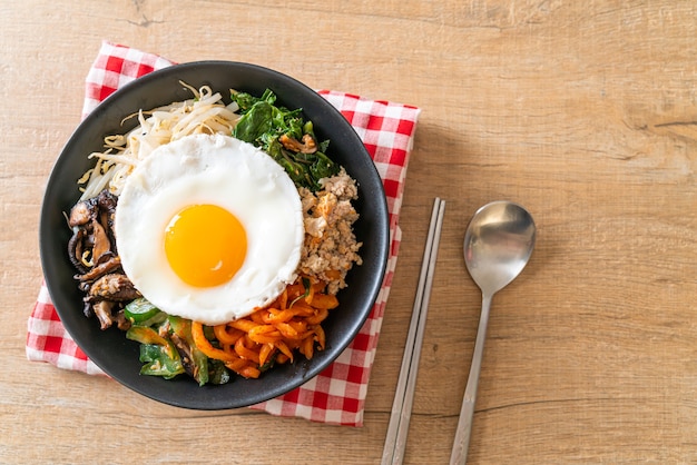 Bibimbap, ensalada picante coreana con arroz y huevo frito