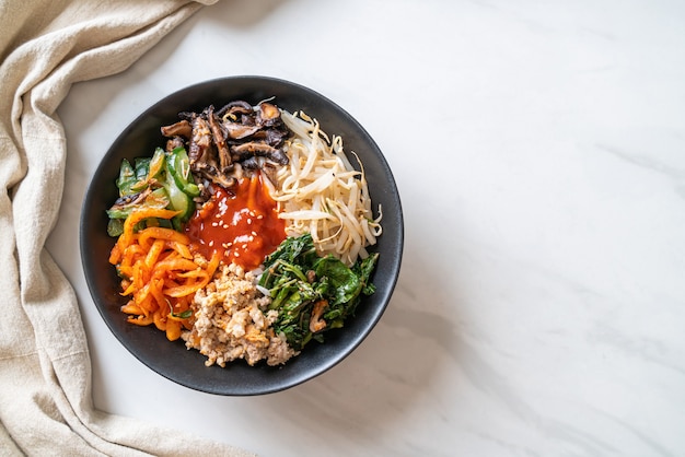 Bibimbap, ensalada picante coreana con tazón de arroz - estilo de comida tradicional coreana