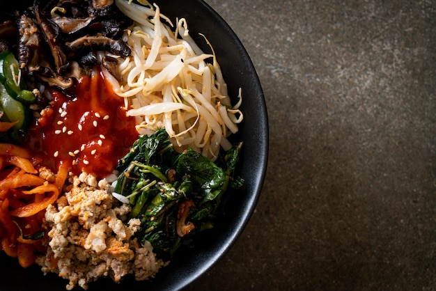 Bibimbap, ensalada picante coreana con tazón de arroz - estilo de comida tradicional coreana