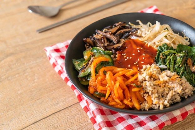 Bibimbap, ensalada picante coreana con tazón de arroz