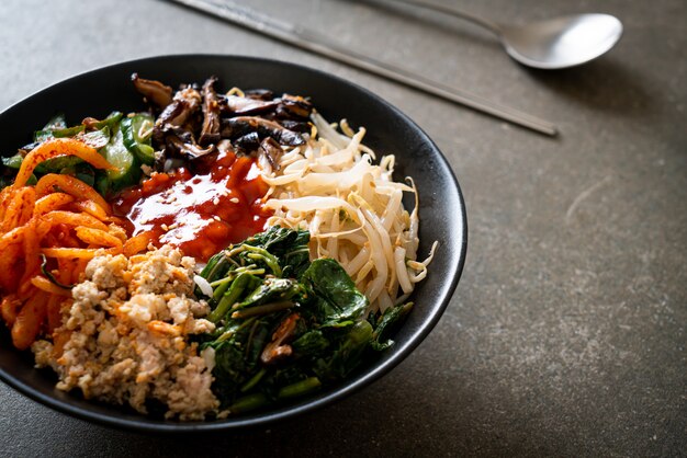 Bibimbap, ensalada picante coreana con tazón de arroz