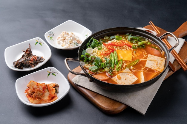 Bibimbap es una comida coreana de pollo picante asado pollo picente asado budae jjigae asado