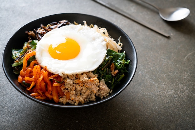 Bibimbap, koreanischer würziger Salat mit Reis und Spiegelei - traditionell koreanische Küche