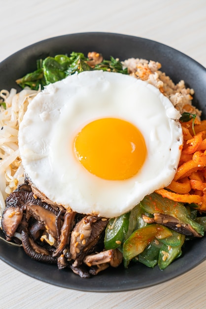 Bibimbap, koreanischer würziger Salat mit Reis und Spiegelei - traditionell koreanische Küche