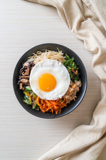 Bibimbap, koreanischer würziger Salat mit Reis und Spiegelei - traditionell koreanische Küche