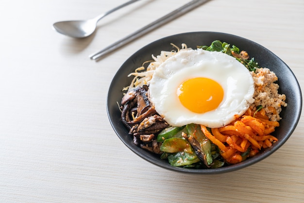 Bibimbap, koreanischer würziger Salat mit Reis und Spiegelei - traditionell koreanische Küche