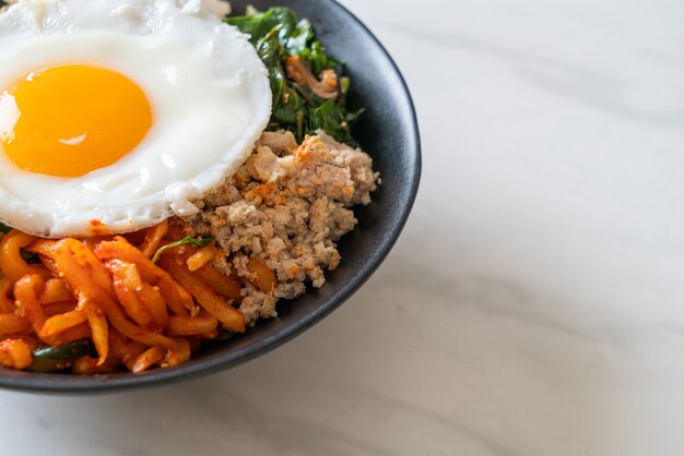 Bibimbap, koreanischer würziger Salat mit Reis und Spiegelei