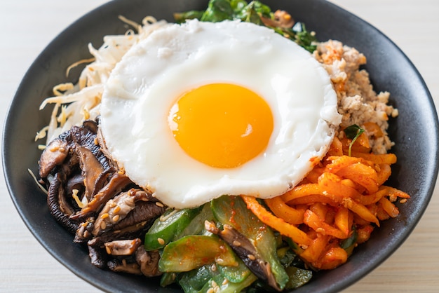 Bibimbap, koreanischer würziger Salat mit Reis und Spiegelei