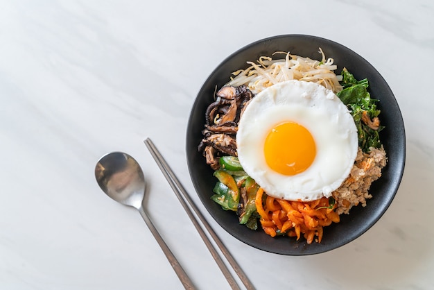 Bibimbap, salada picante coreana com arroz e ovo frito - comida tradicionalmente coreana