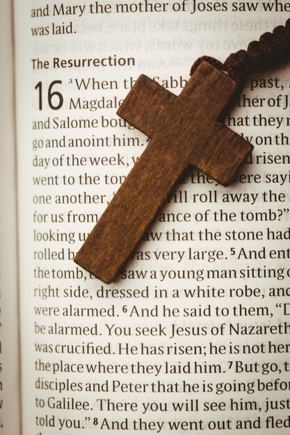 Foto bíblia aberta e cruz de madeira