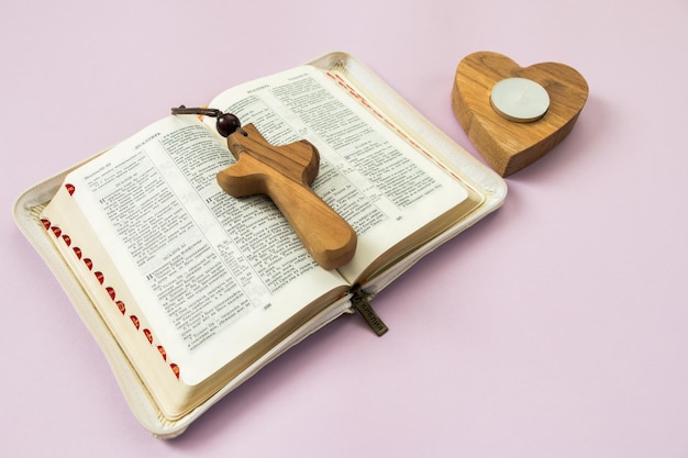 Biblia abierta en cruz de madera rusa y candelabro en forma de corazón