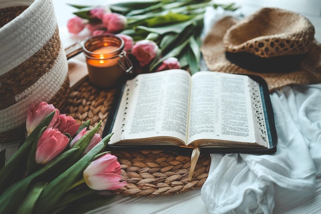 Biblia abierta en el interior de la mañana en casa