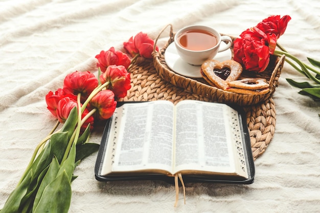 Biblia abierta en el interior de la mañana en casa