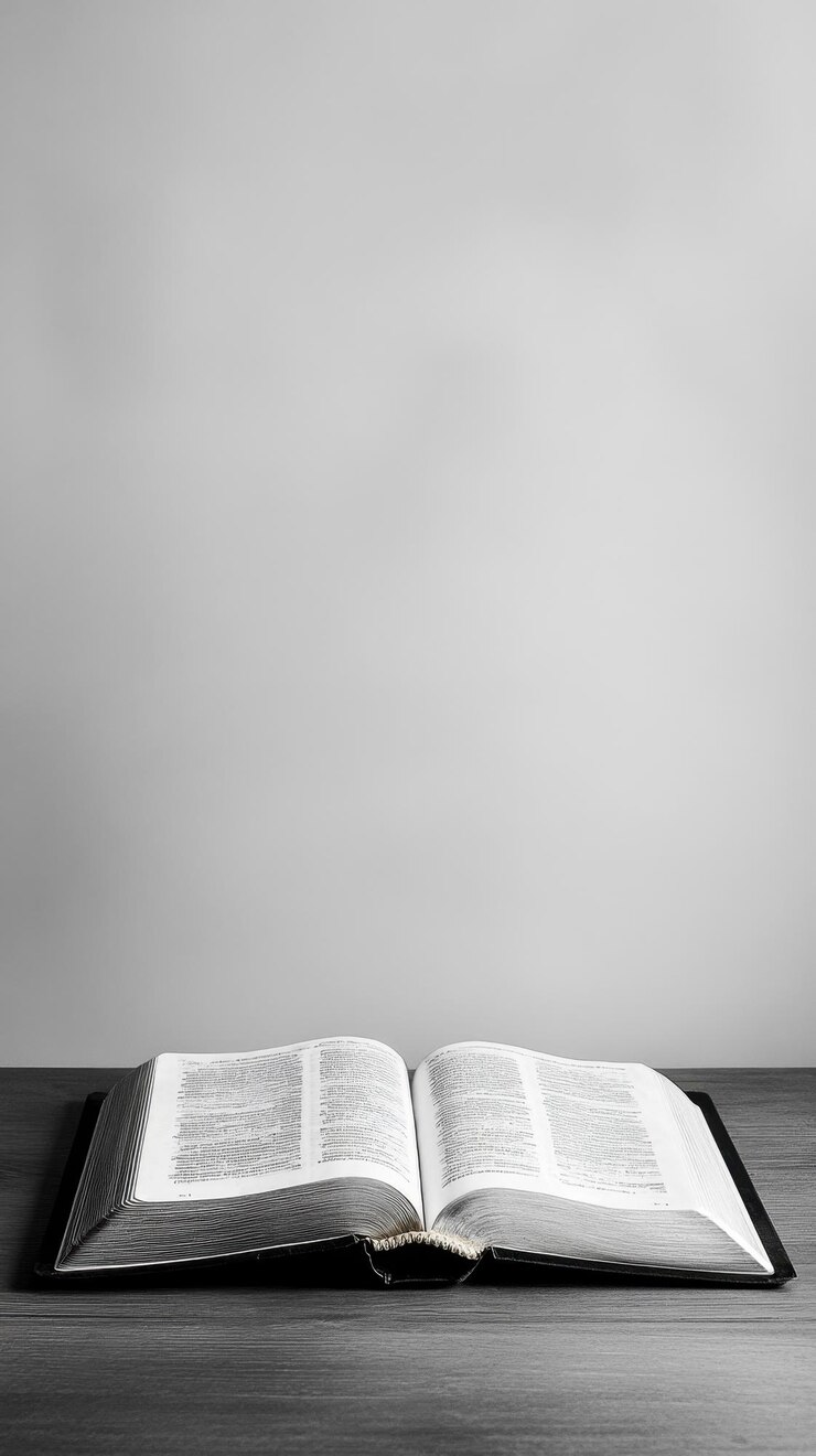 Biblia abierta en una mesa minimalista