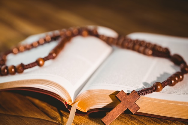 Biblia abierta con rosarios