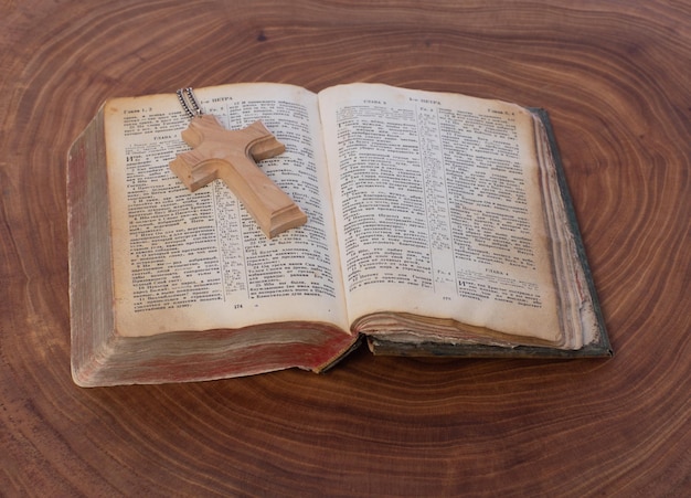 Foto biblia antigua con cubierta de cobre sobre fondo de madera