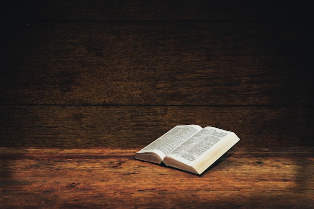 La Biblia en un antiguo fondo de mesa de madera