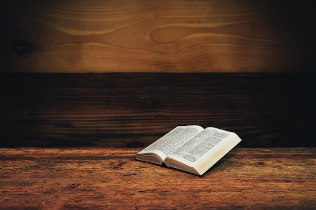 La Biblia en un antiguo fondo de mesa de madera