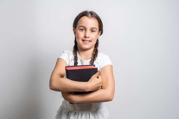 Bíblia, Criança, Cristianismo. menina segurando uma bíblia.