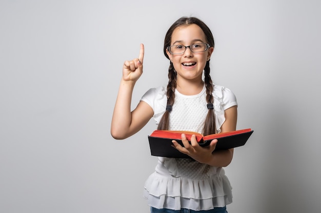 Bíblia, Criança, Cristianismo. menina segurando uma bíblia.