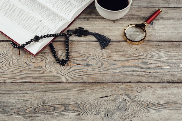 Foto biblia y un crucifijo en una vieja mesa de madera