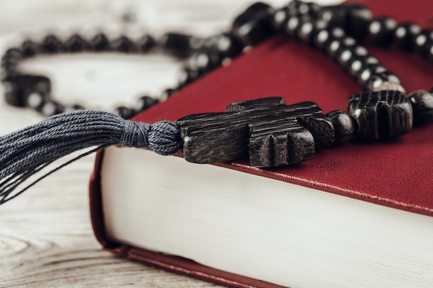 Biblia y un crucifijo en una vieja mesa de madera