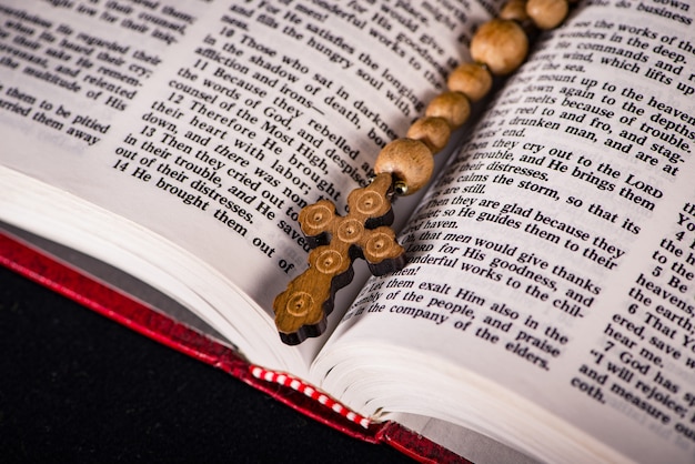 Biblia y cruz en concepto religioso.
