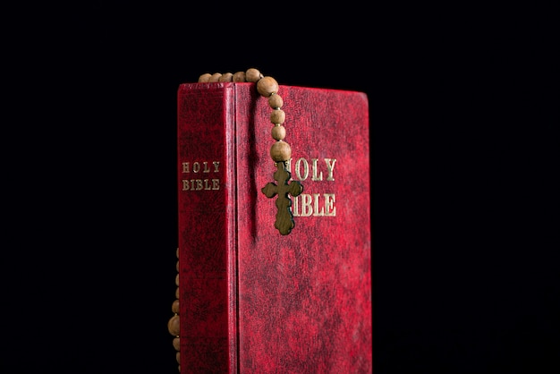 Biblia y cruz en religiosas